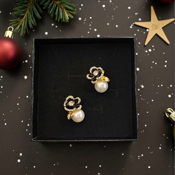 Elegant Gold and Black Floral Pearl Earrings in a Black Jewelry Box - Picture 2 of 10